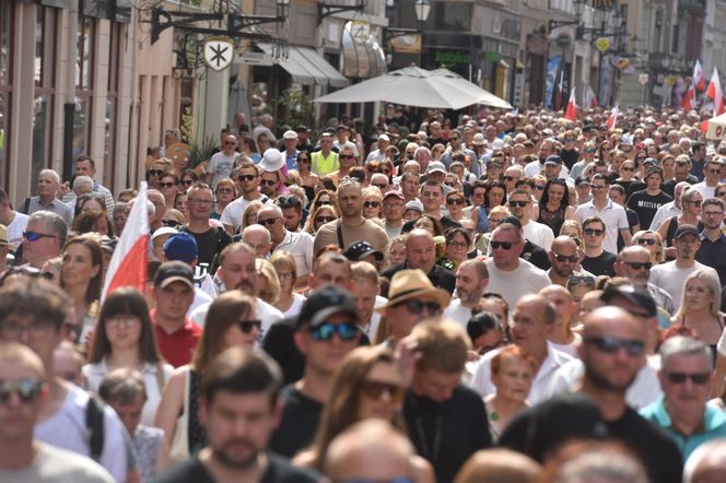 Marsz Milczenia dla Klaudii w Toruniu. „Niech nasza cisza przemówi głośniej niż słowa” [GALERIA]