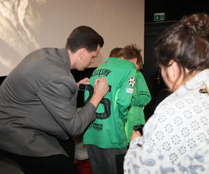 Wojciech Szczęsny z dziećmi na premierze filmu o sobie