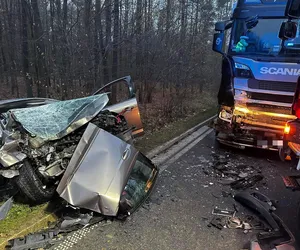 Dramatyczny wypadek pod Lesznem! Czteroosobowa rodzina zderzyła się z tirem. Ranne roczne dziecko!