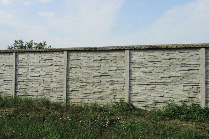 Betonowe ogrodzenie może być nowoczesne lub tradycyjne