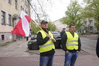 Rolnicy z Warmii i Mazur pod biurem posła Lewicy