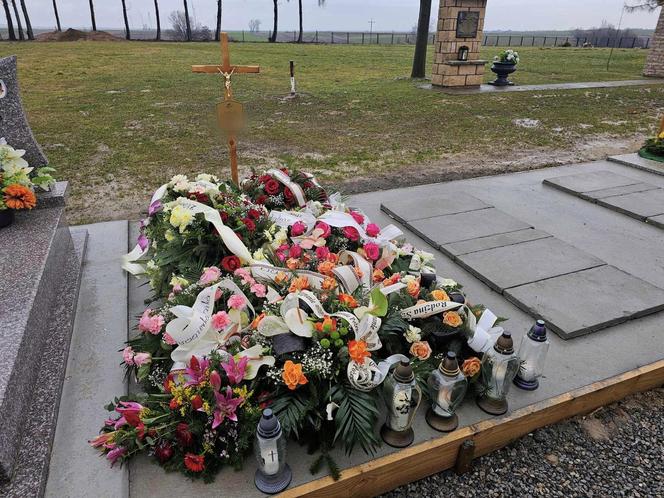 Grób 66-latka, który zmarł w radiowozie w Markowej