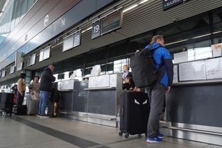 Polacy chcą oddać hołd papieżowi. Brakuje miejsc w pociągach i samolotach