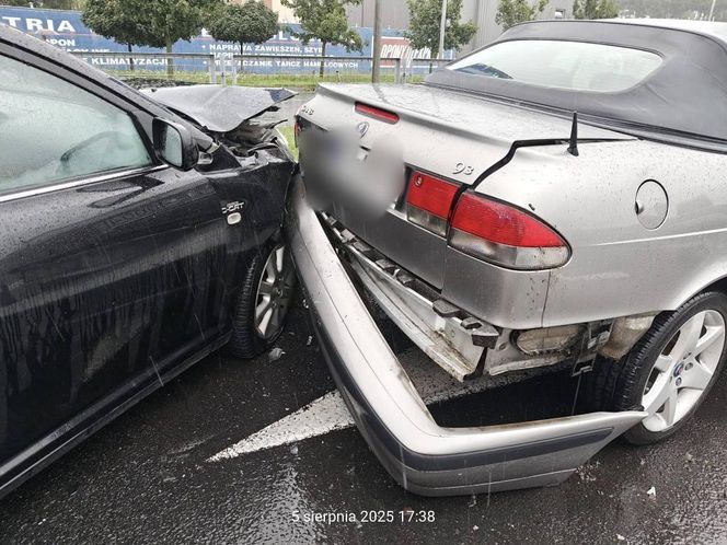 ​Karambol w deszczu przy wyjeździe z galerii handlowej w Lesznie 