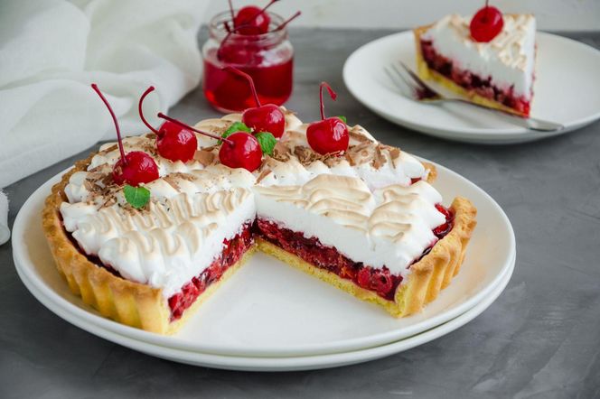 Obłędna tarta z czereśniami i bezą – kruchy spód, soczyste owoce, delikatna pianka