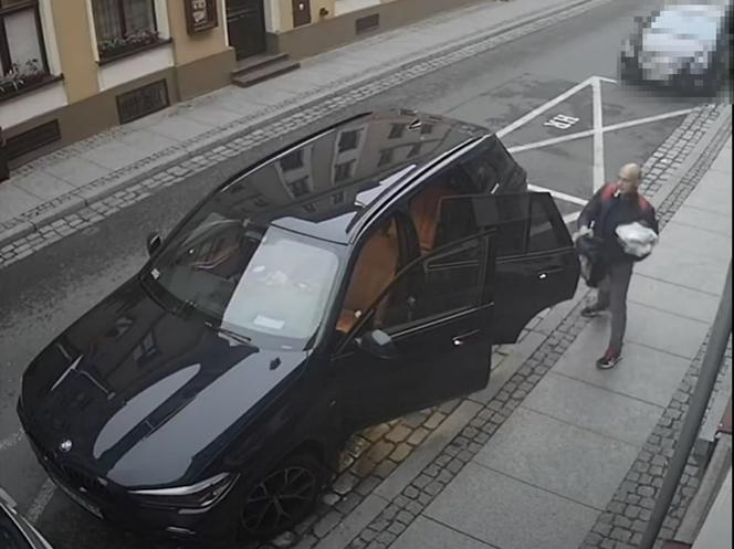 Znalazł otwarty samochód na toruńskiej starówce i okradł właściciela! Szuka go policja