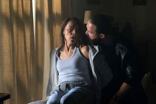 	M jak miłość odc. 1844. Martyna (Magdalena Turczeniewicz), gangster Robert (Kamil Drężek)