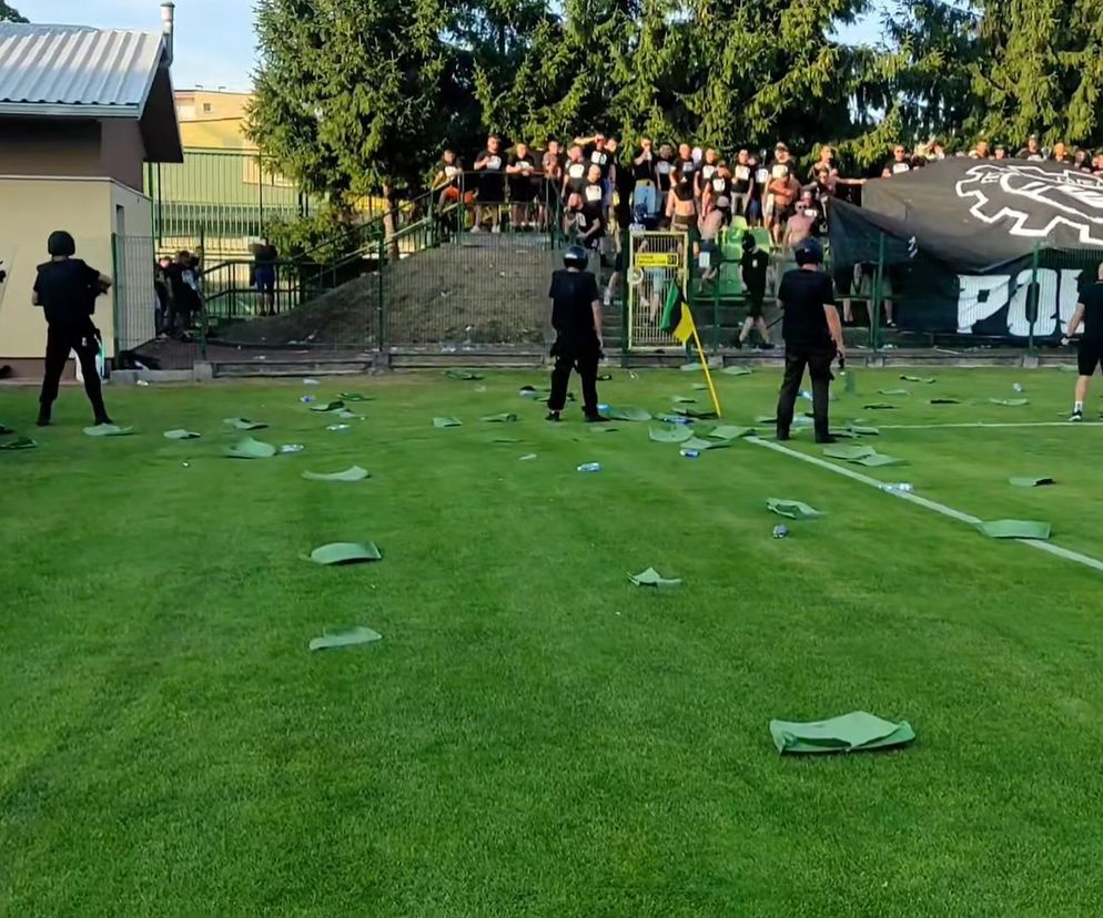 Zadyma na meczu w Tarnobrzegu. Kibole zdemolowali stadion Siarki 