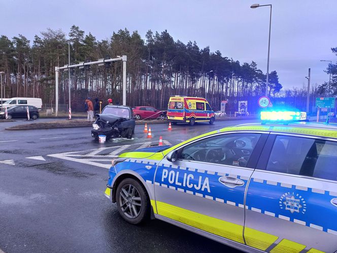 Nie ma świateł, jest kolizja. Zderzenie na dużym skrzyżowaniu w Lesznie