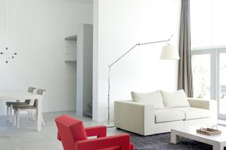Salon z czerwonym krzesłem w stylu flamandzkim