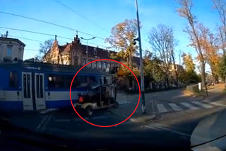 Nagranie wbija w fotel! Kierowca meleksa na czerwonym światle wjechał wprost pod tramwaj [WIDEO]