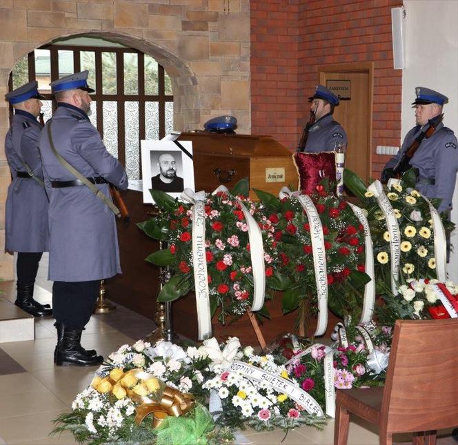 Tarnów. Policjanci pożegnali mł. asp. Artura Tomczaka. Trębacz zagrał wzruszający utwór