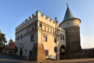 To jeden z najpiękniejszych domów w Małopolsce. Kiedyś był dworem obronnym, dziś zachwyca turystów