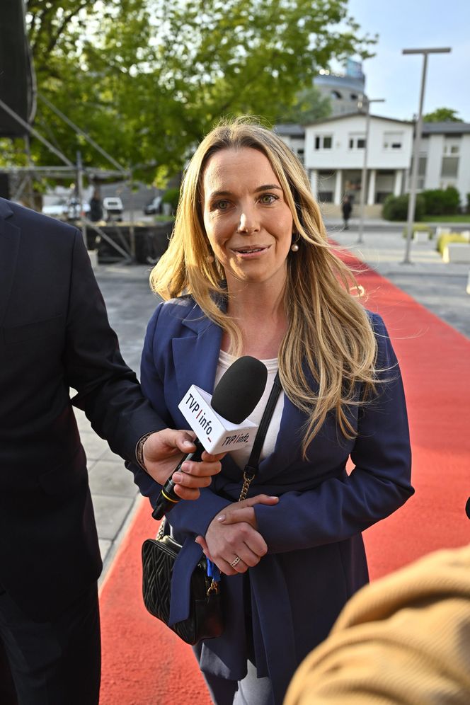 Karol Nawrocki przyjechał do TVP. Symboliczny gest i mocne wsparcie z zaplecza