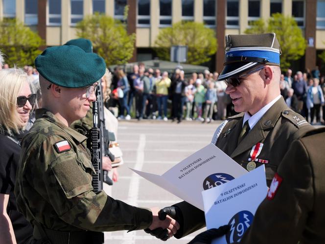 Ponad stu żołnierzy na Placu Solidarności w Olsztynie. Złożyli uroczystą przysięgę [ZDJĘCIA]