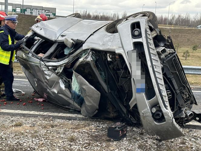 Horror w powiecie wołomińskim. Przerażający wypadek. Honda koziołkowała przez kilkadziesiąt metrów