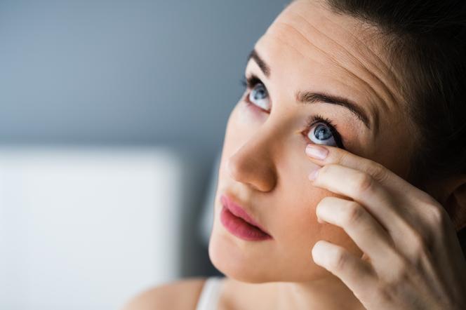 Zapalenie spojówek może objawiać się pieczeniem i łzawieniem oczu