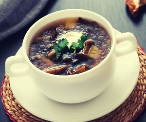 Zupa grzybowa wigilijna - tradycyjny przepis z dodatkiem suszu owocowego