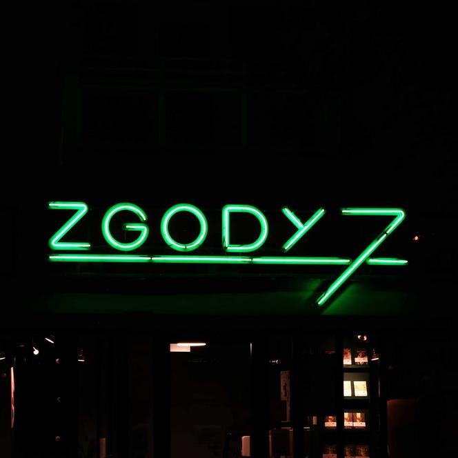Nowohuckie neony nocą! Niesamowity klimat historycznej dzielnicy Krakowa