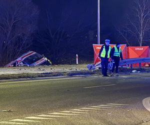 Tragiczny wypadek na Mazowszu. Karetka na sygnale dachowała w rowie. Jeden ratownik zginął na miejscu