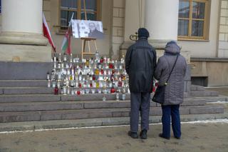 Lublin: Flaga miasta opuszczona do połowy masztu. W południe wybrzmiała „Cisza”