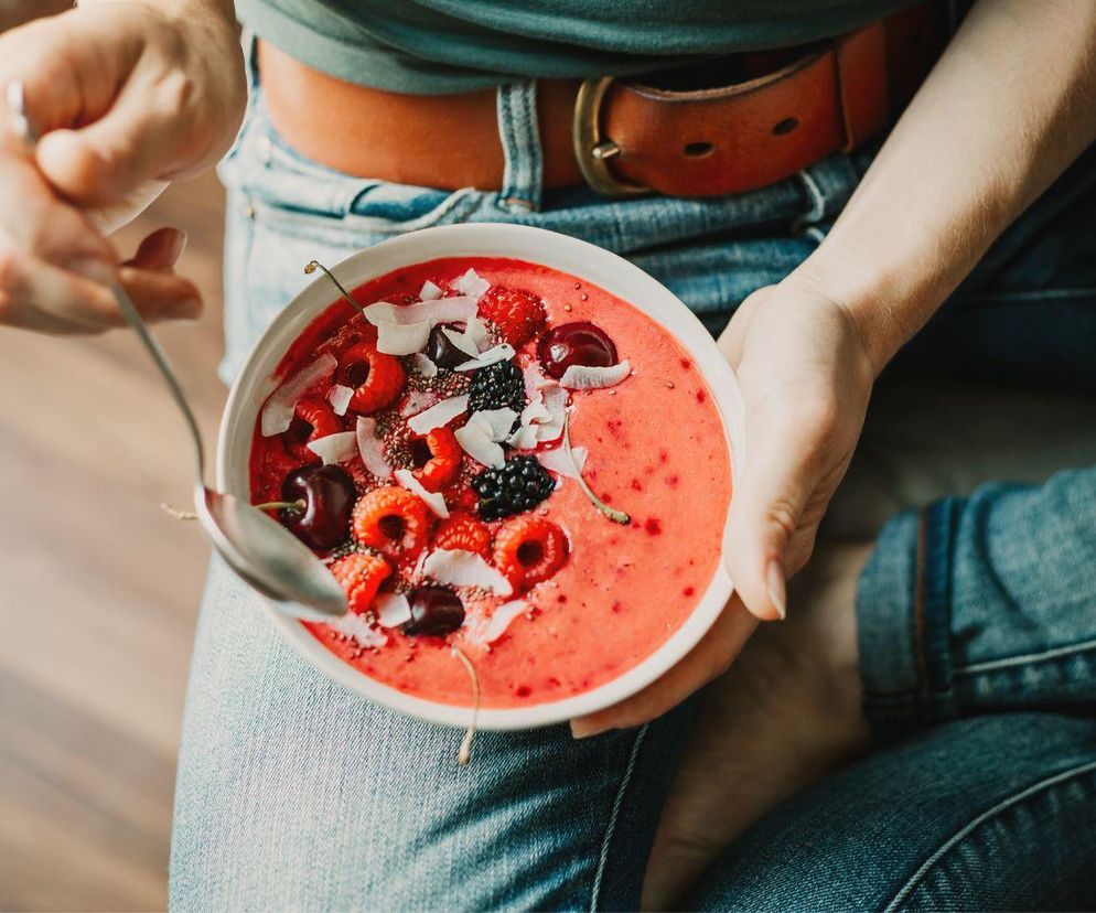 Smoothie bowl to coś więcej niż smoothie. TikTokowy trend podbija serca mam