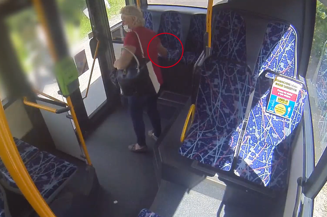Olsztyn. Kobieta przywłaszczyła torebkę pozostawioną w autobusie. Policja publikuje nagranie