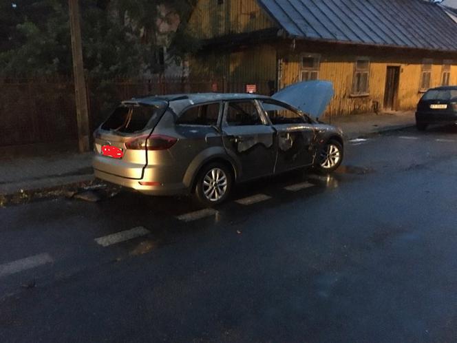 Pożar samochodu na ul. Głowackiego w Tarnowie