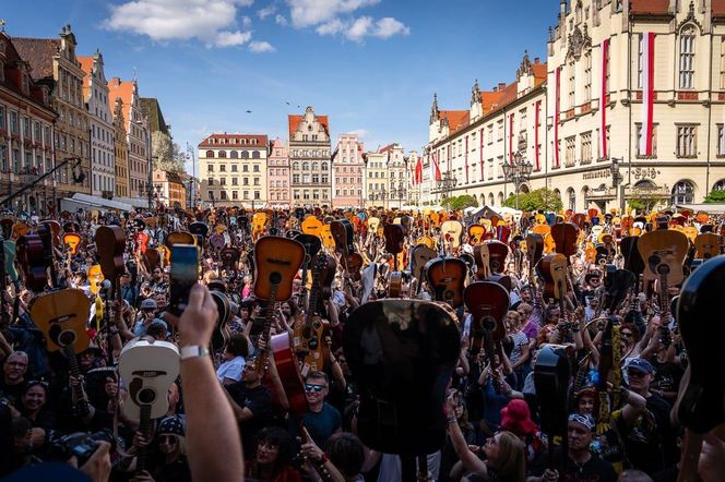 Gitarowy Rekord Świata pobity! Ponad 8000 gitarzystów pojawiło się we Wrocławiu!