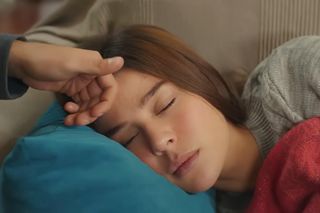 Miłość i nadzieja. Zeynep ledwo trzyma się na nogach, gdy Arda decyduje się zabrać ją do szpitala