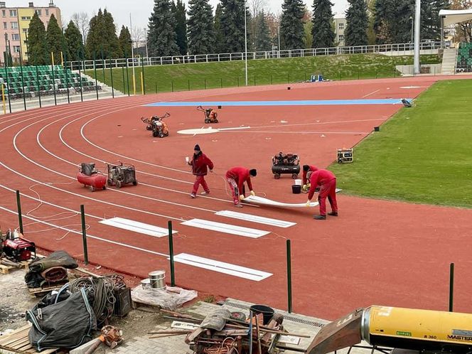 Ostatnie dni remontu stadionu w Starachowicach. Na bieżni pojwiły się tory