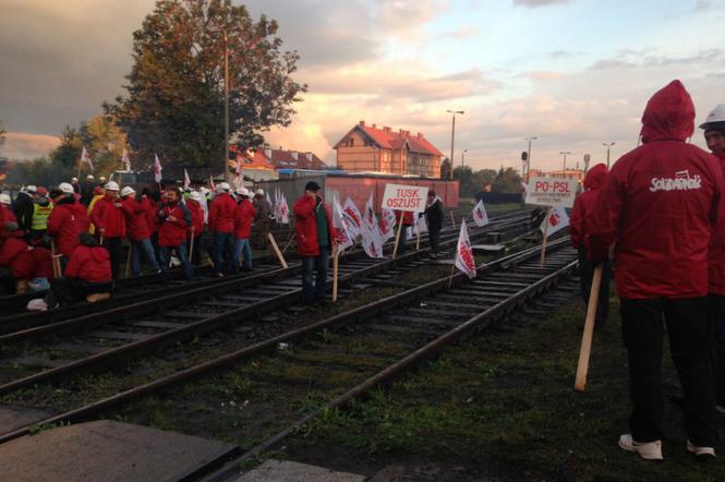 Górnicy blokujący tory na przejściu granicznym Braniewo-Mamonowo