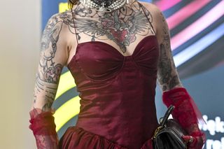 Monika Miller cała na czerwono! Zaszalała z kreacją. Dobrała do niej perły