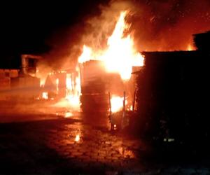 Pożar tartaku w Kucach. Ogień gasiło kilkudziesięciu strażaków. Straty są ogromne [ZDJĘCIA]
