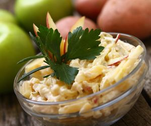 Wyśmienita sałatka śledziowa z anansem i kukurydzą