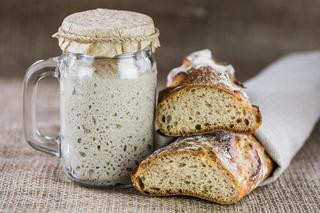 Zakwas na chleb – jak go przygotować, przechowywać i wykorzystywać, by domowy chleb udał się za każdym razem?