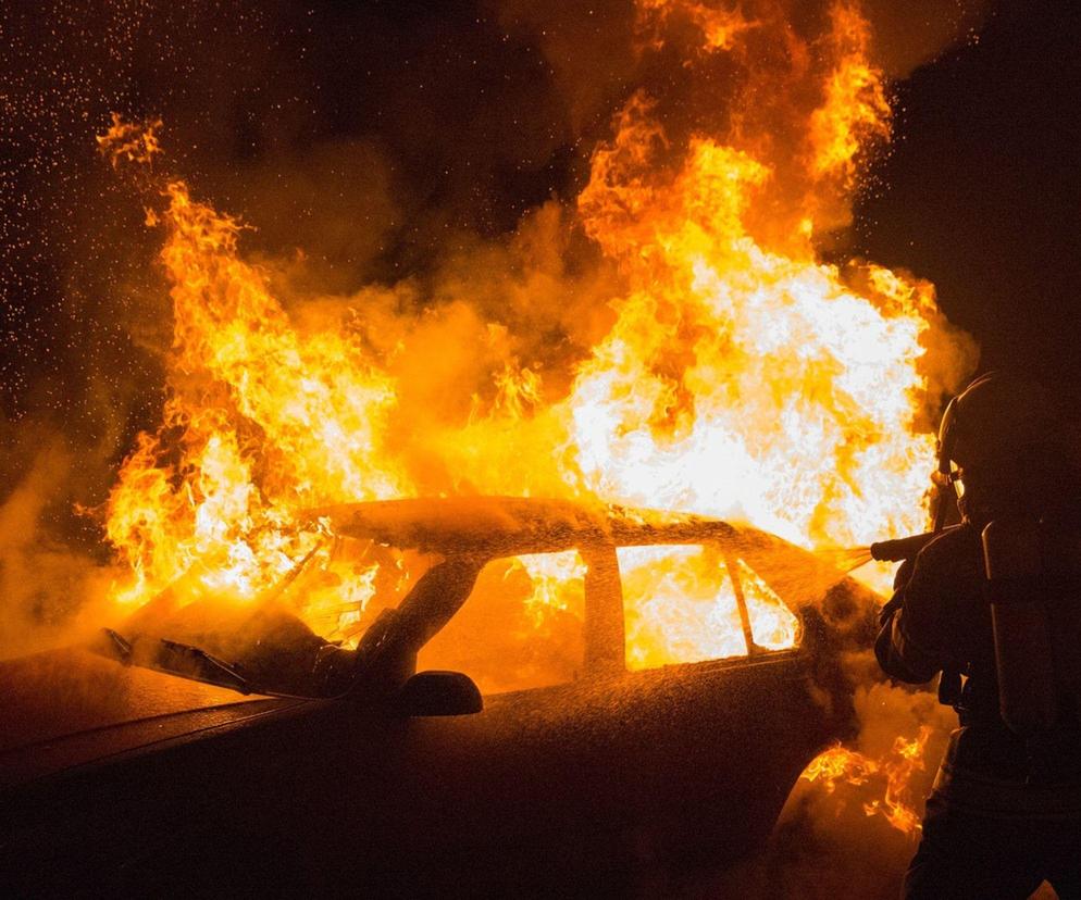 Tragedia w centrum Olsztyna. W spalonym samochodzie znaleziono zwłoki. Ciało zabezpieczono do sekcji