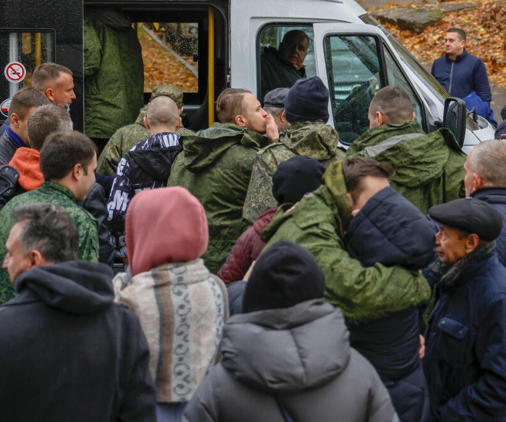  Mobilizacja w Rosji: Zamknęli 120 żołnierzy w jednym baraku, po kilku dniach wszyscy kaszlą krwią. Nie ma lekarzy
