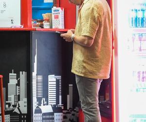 Hakiel bawi się, a nie pije