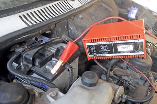 Dlaczego akumulator nie lubi zimy, jak przygotować baterię samochodową na mróz