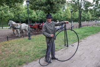 Nowa Lalka na ulicach Warszawy. Zdjęcia z planu filmowego przenoszą w czasie!