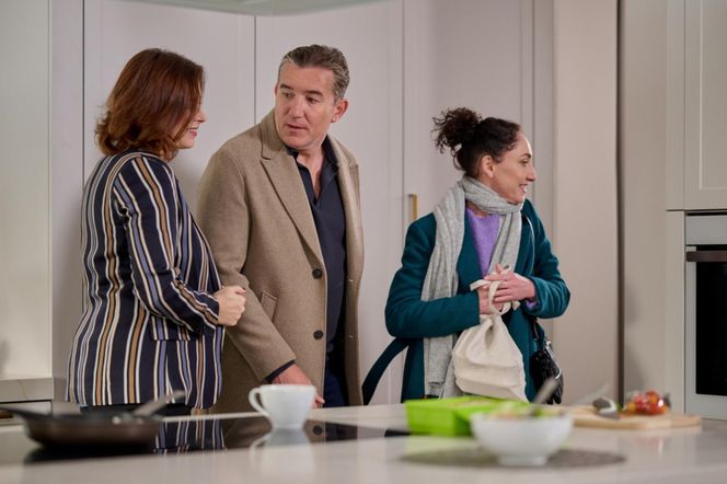 Na Wspólnej odc. 4002: Lew Nalepa (Przemysław Sadowski), Ada (Monika Obara), Weronika (Renata Dancewicz)