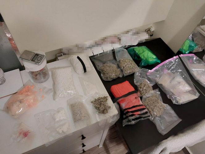 Pościg jak z filmu w Warszawie! W BMW środki odurzające i broń! Zobacz, co grozi zatrzymanej parze! 