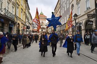Kolorowy i rozśpiewany orszak Trzech Króli 2023 przeszedł ulicami Krakowa 