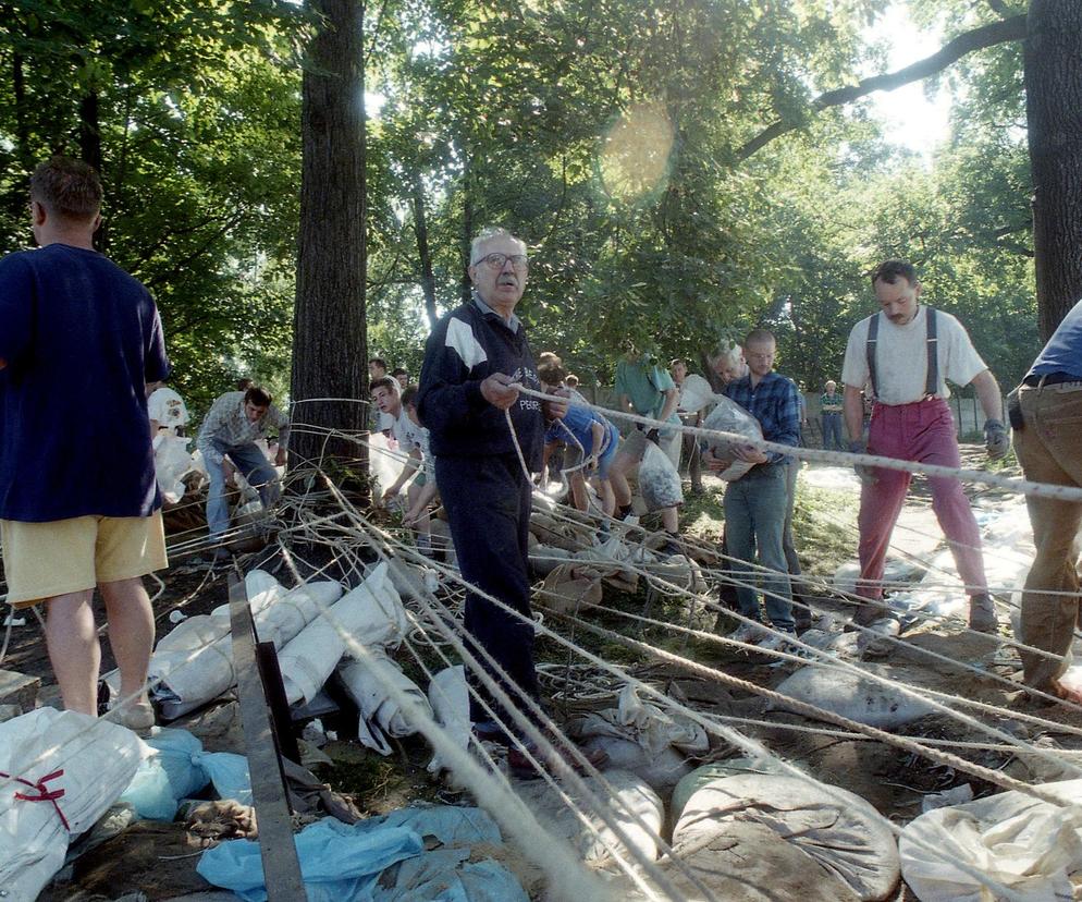 Powódź tysiąclecia we Wrocławiu. Zobacz, jak ratowano zoo przed wielką wodą 