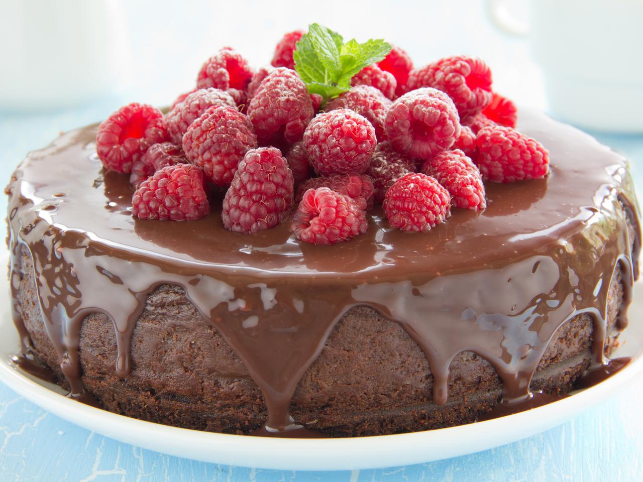 Jak zrobić pyszne ciasto czekoladowe? Przepis na ciasto z polewą czekoladową