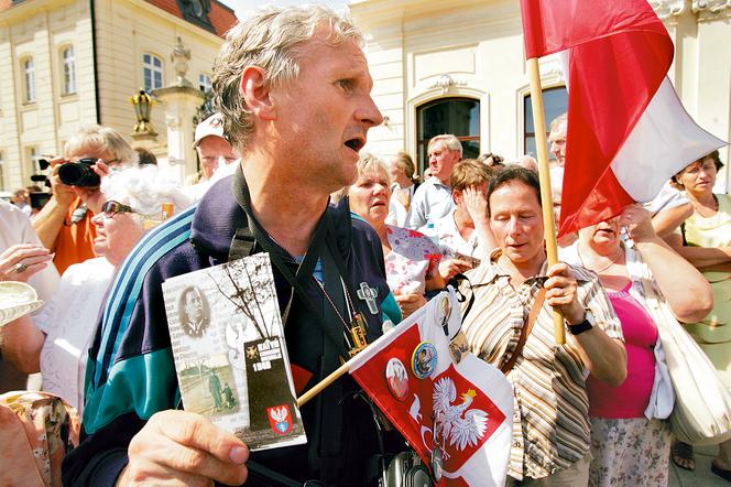 Obrońcy krzyża pod skrzydłami Jarosława Kaczyńskiego