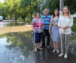 Osiedlowa ulica jest ciągle zalana. Mieszkańcy mają dość 