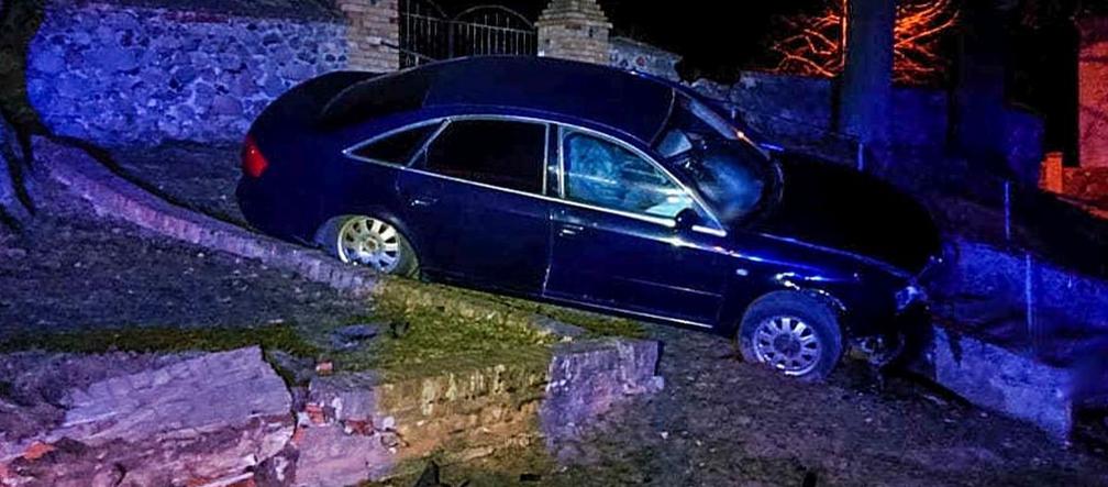 Audi A6 uderzyło w mur i zawisło na barierce przy schodach