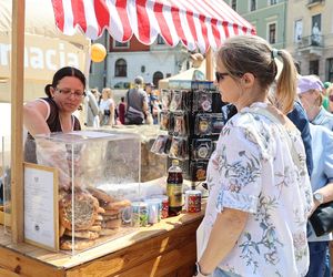 Dzień Cebularza 2025. Na pl. po Farze w Lublinie stanęło cebularzowe miasteczko